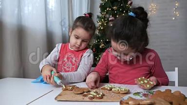 孩子们做圣诞饼干。 儿童装饰姜饼人，姜饼为圣诞节庆祝。 儿童